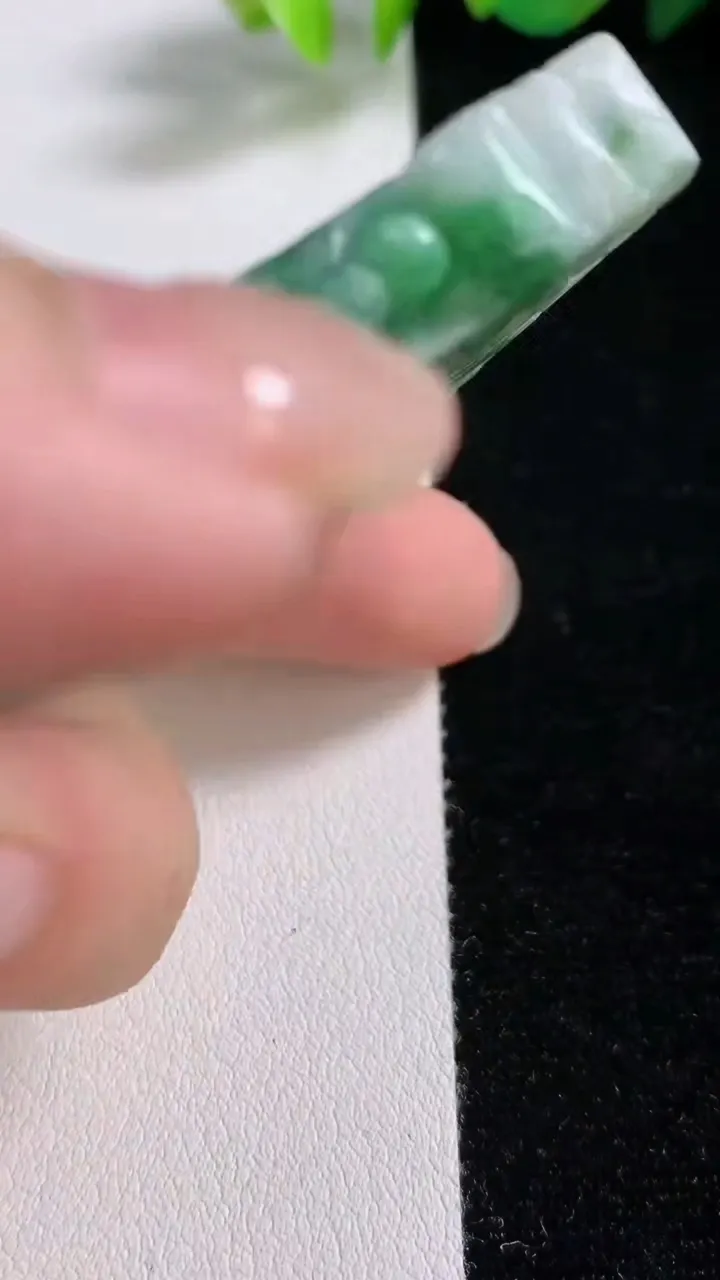 天然A货翡翠雕花仿古牌吊坠，尺寸63-40-7.8，重:52.54g
8月12日