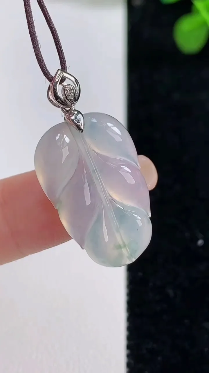天然A货翡翠种白冰金枝玉叶 叶子吊坠，尺寸23.7-15-3.3，重:3.45g
8月12日