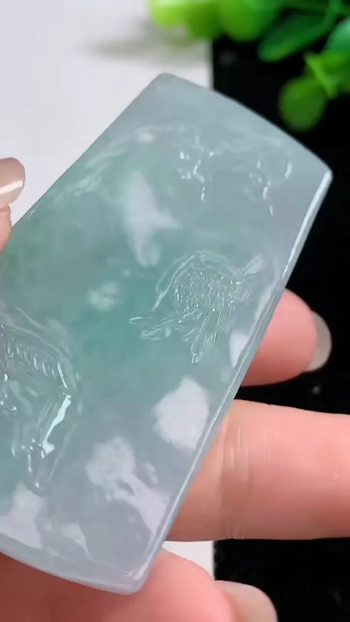天然A货翡翠山水牌吊坠，尺寸62.4-34-9，重量:48.04g
8月12日