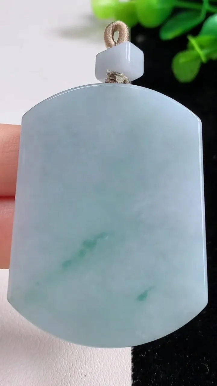 天然A货翡翠飘花无事牌吊坠，尺寸53-39.7-5.7，重量:36.05g
8月12日