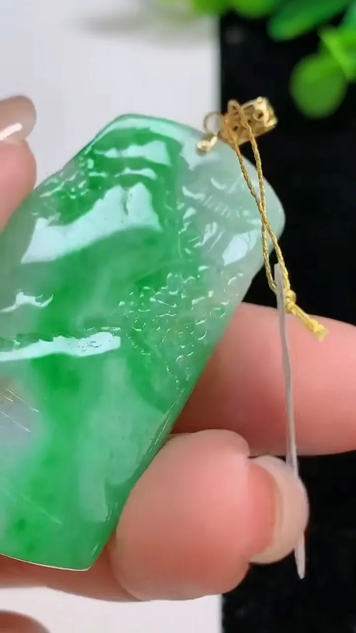 天然A货翡翠山水牌吊坠，尺寸45.5-28.4-7，重量:21.80g
8月12日