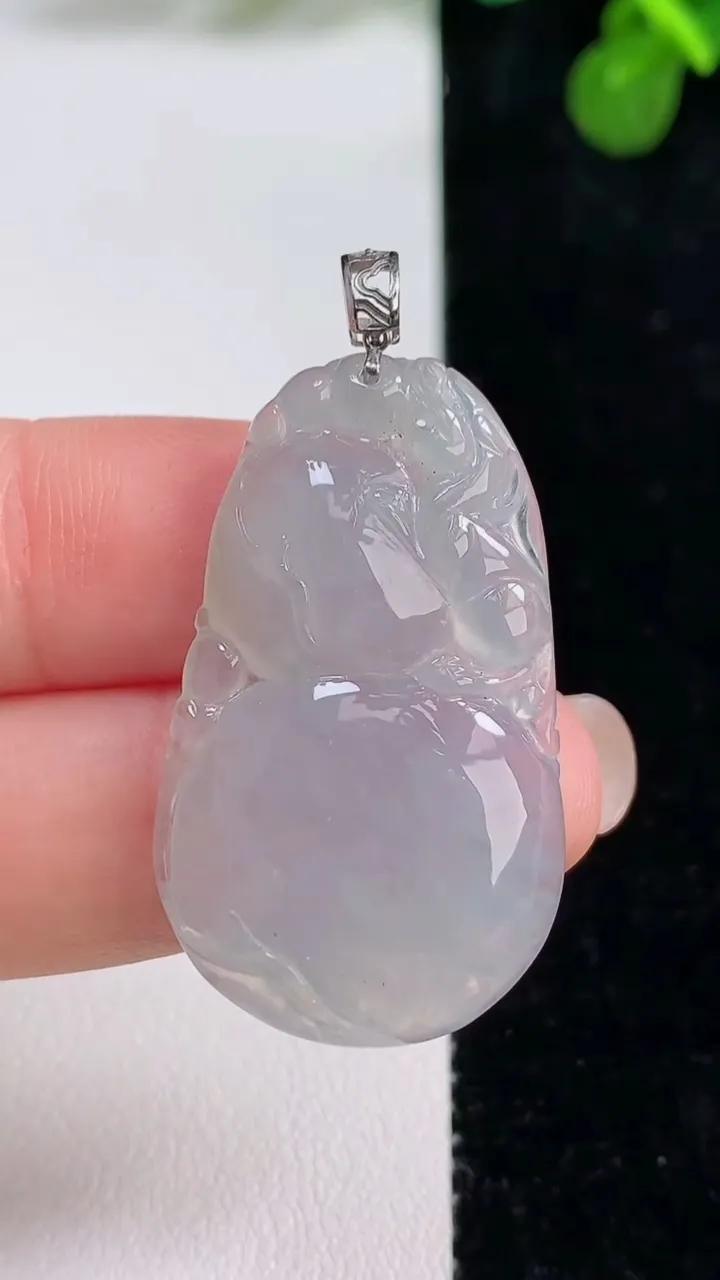 天然A货翡翠种白冰葫芦吊坠，尺寸34.8-21.4-5，重量:7.14g
8月12日