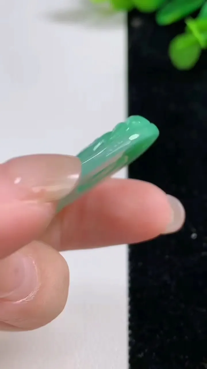 天然A货翡翠观音菩萨吊坠，尺寸53.6-34.4-6，重量:20.30g
8月12日