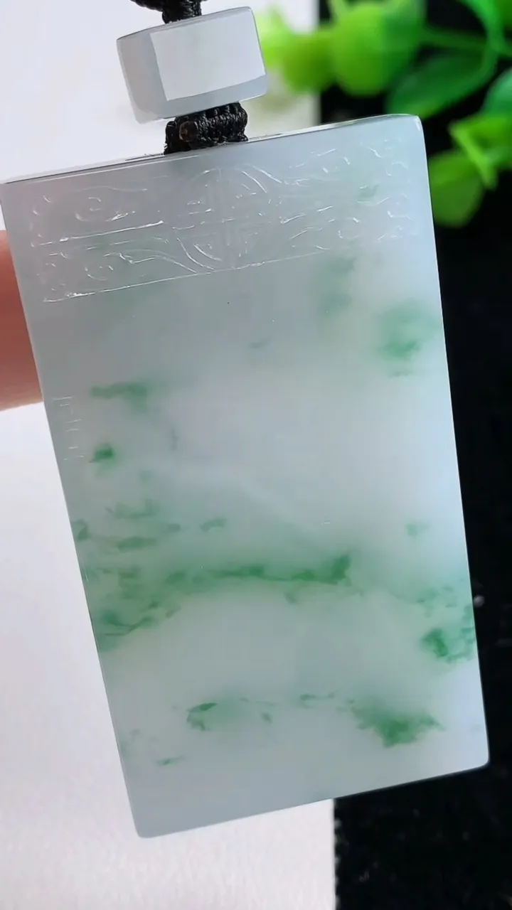 天然A货翡翠仿古无事牌吊坠，尺寸56.2-31.6-6，重量:39.29g
8月12日