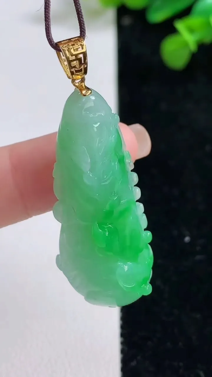 天然A货翡翠白菜吊坠，尺寸37-17.3-10.4，重量:9.85g
8月12日