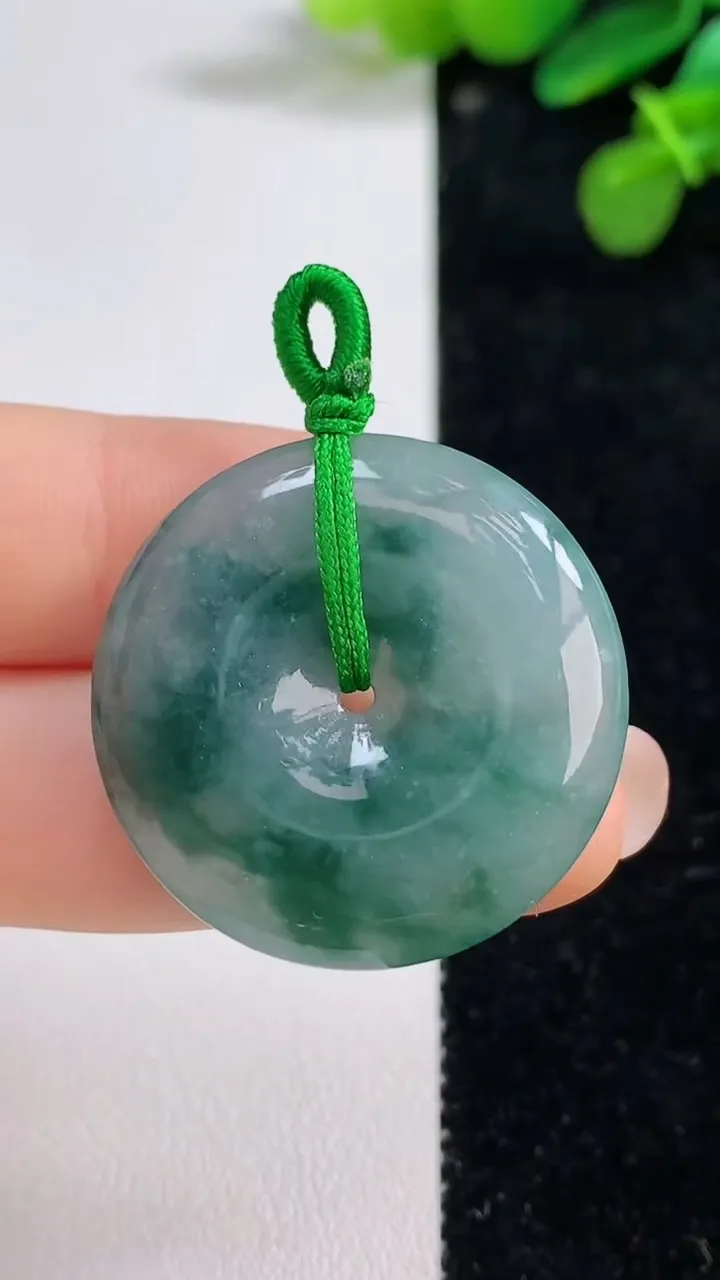 天然A货翡翠飘花平安扣吊坠，尺寸29.4-5.6，重量:10.07g
8月12日