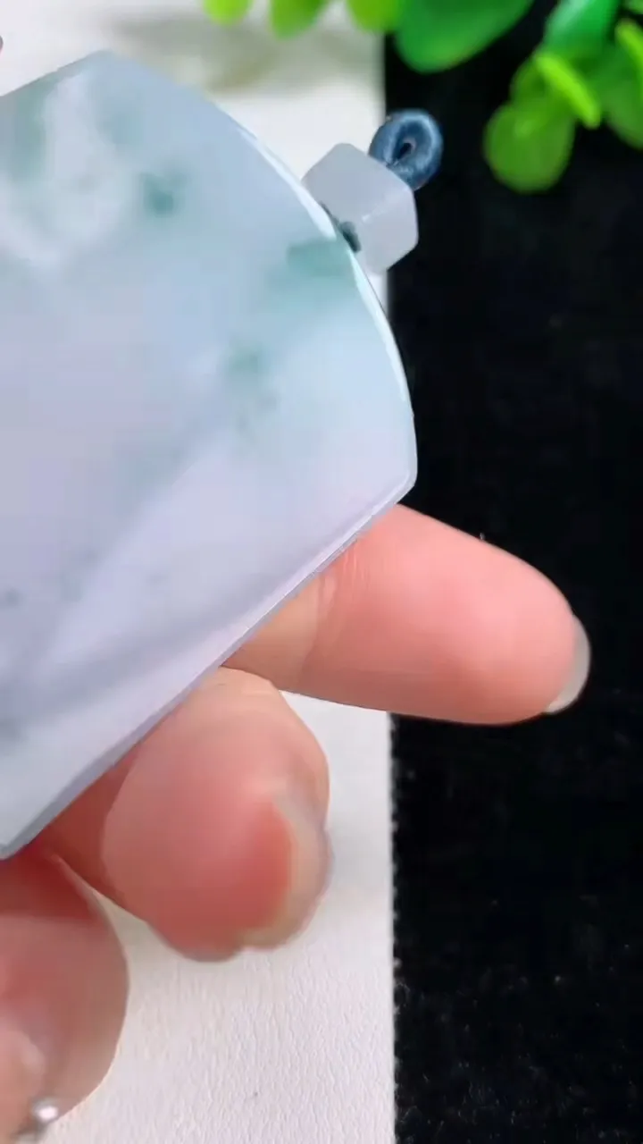 天然A货翡翠飘花无事牌吊坠，尺寸54.8-40.4-6.2，重量:40.70g
8月12日
