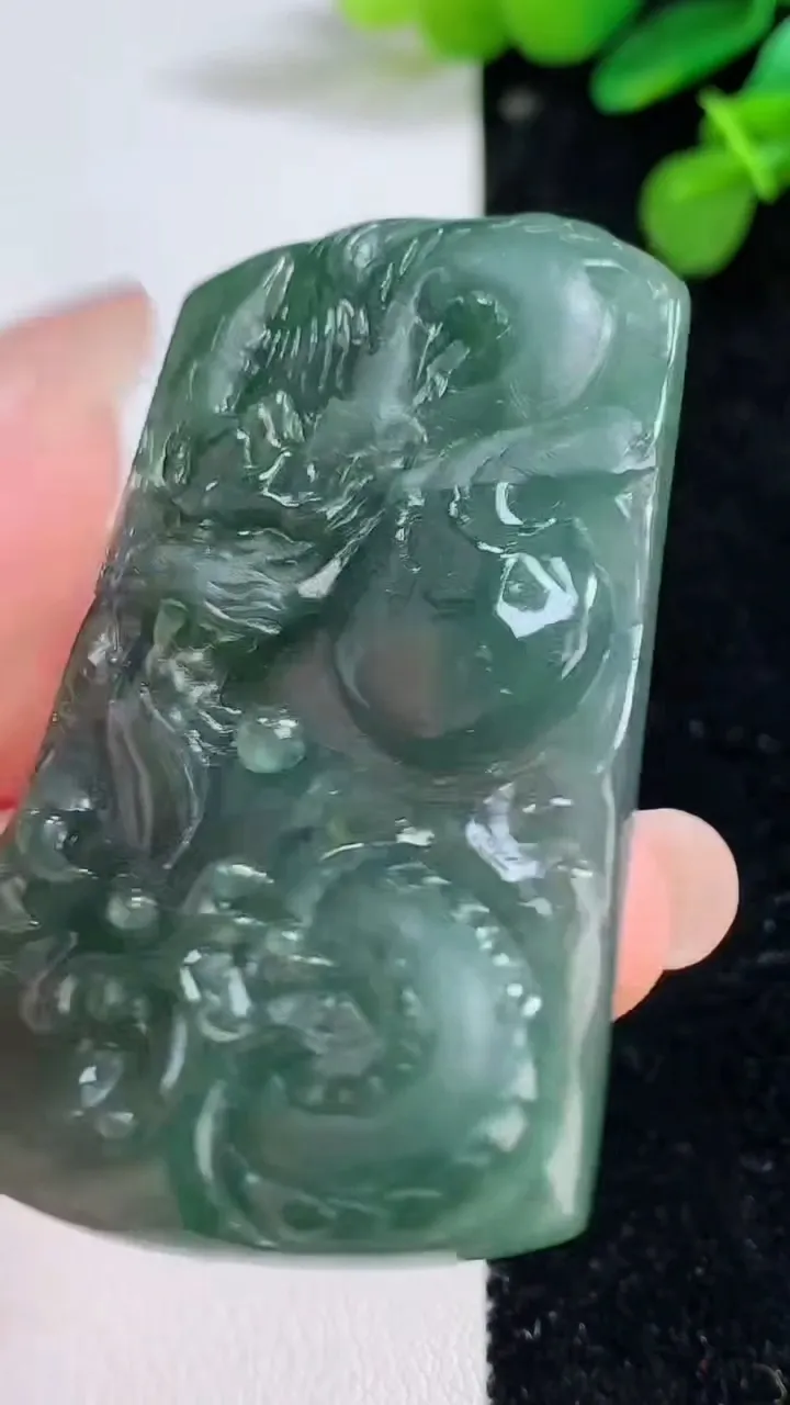 天然A货翡翠龙牌吊坠，尺寸57.7-34-7.4，重量:31.35g
8月12日