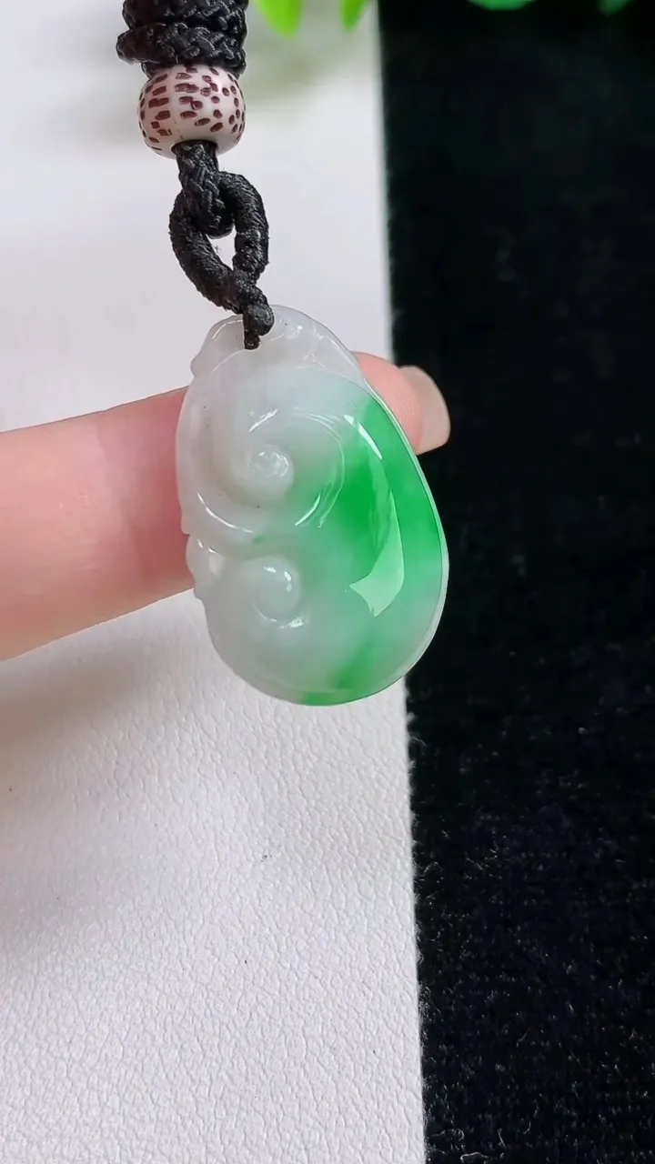 天然A货翡翠如意吊坠，尺寸26-16-6，重:3.80g
8月12日