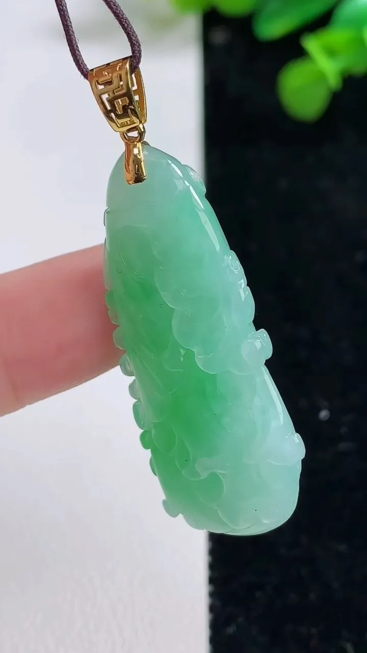 天然A货翡翠白菜吊坠，尺寸37-17.3-10.4，重量:9.85g
8月12日