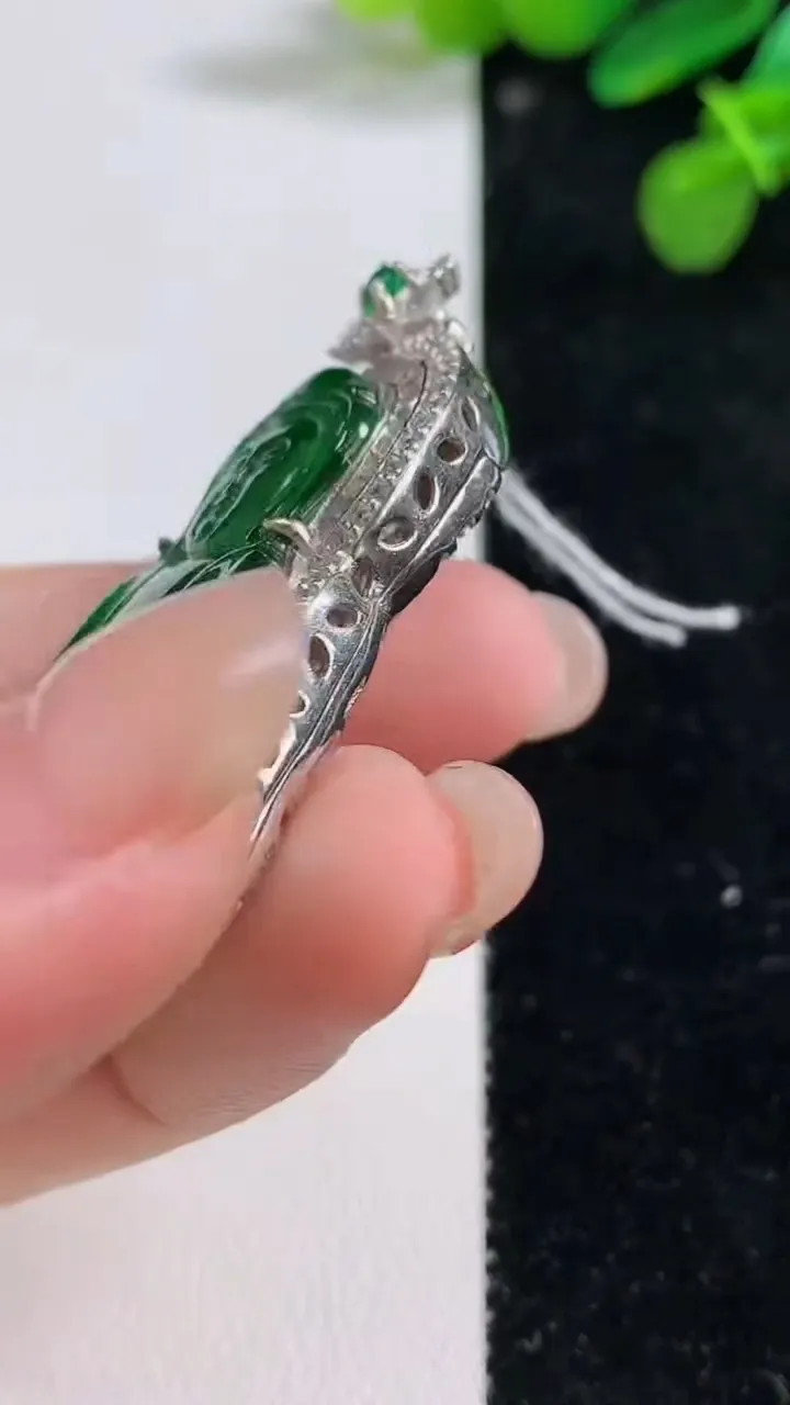 天然A货翡翠观音菩萨吊坠，尺寸48-27.7-8，裸石36-24.3重量:12.07g
8月12日