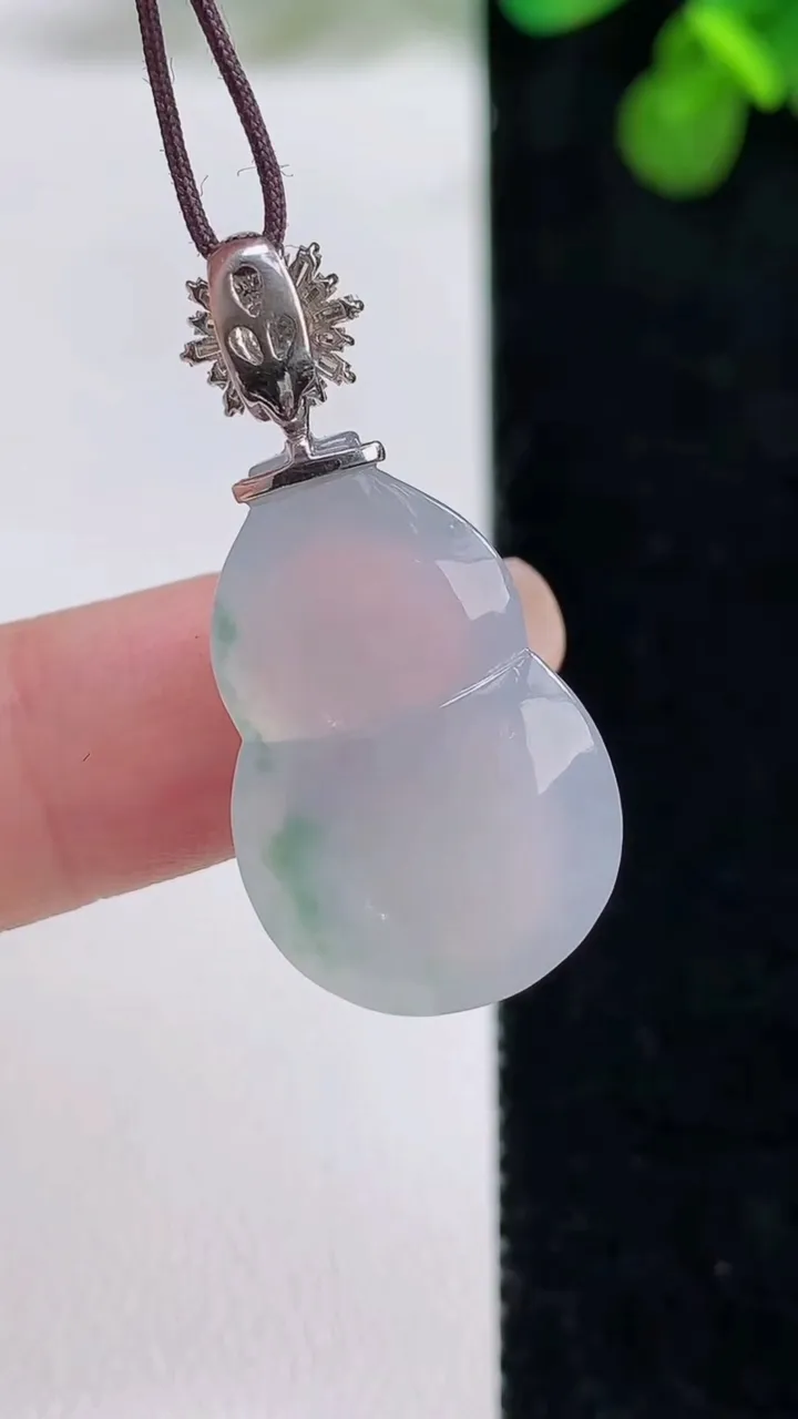 天然A货翡翠种飘花葫芦吊坠，尺寸25.5-16.2-7.4，重量:5.46g
8月13日