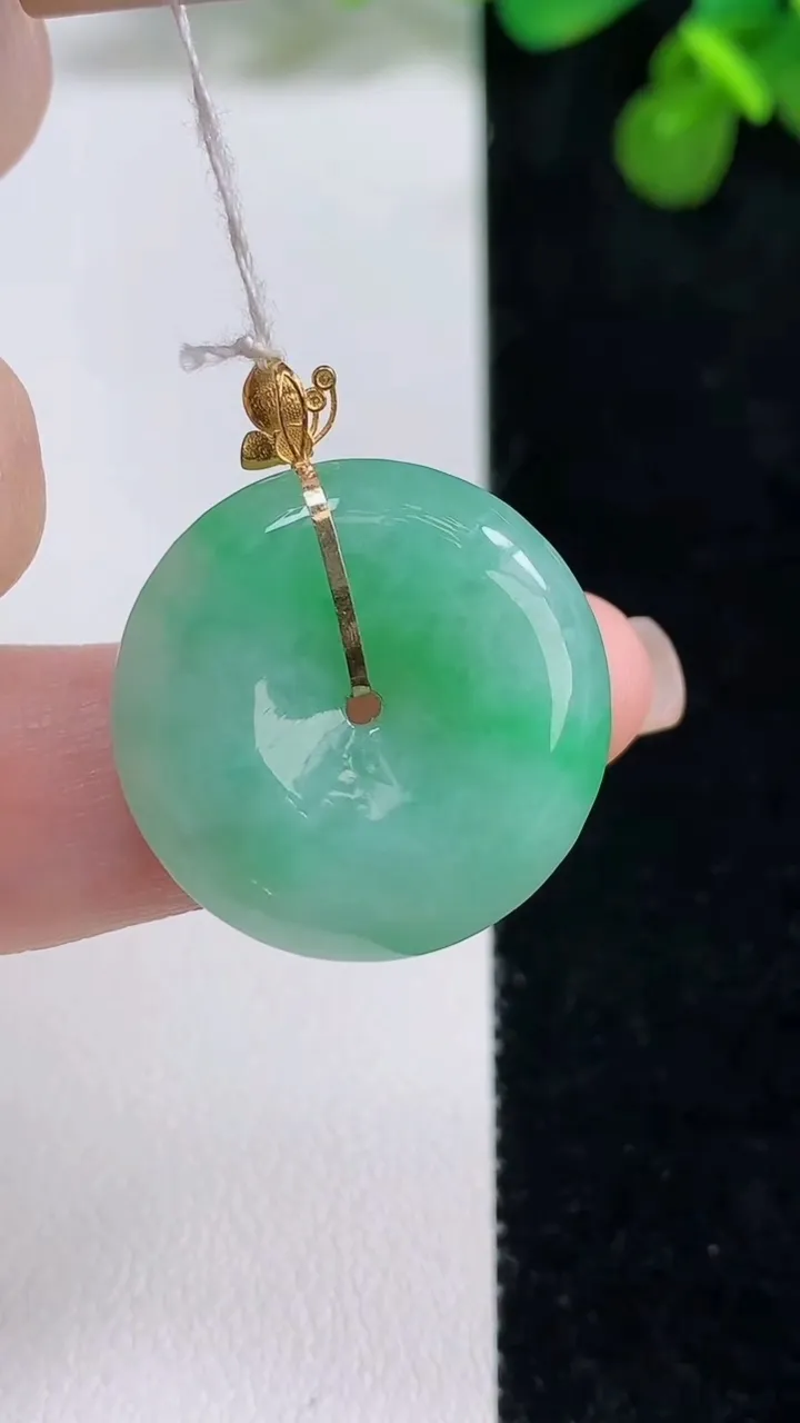 天然A货翡翠平安扣吊坠，尺寸22.7-6.2，重量:7.27g
8月13日