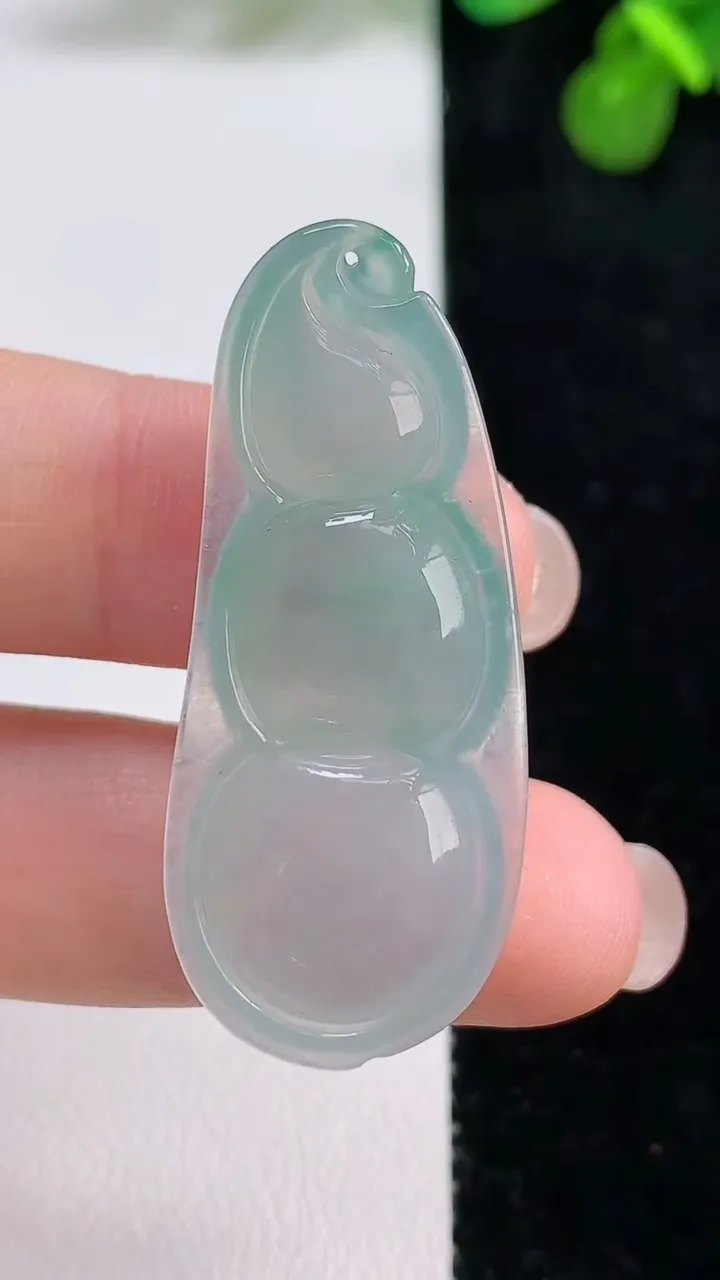 天然A货翡翠福豆吊坠，尺寸41.3-17.4-6，重量:7.00g
8月13日
