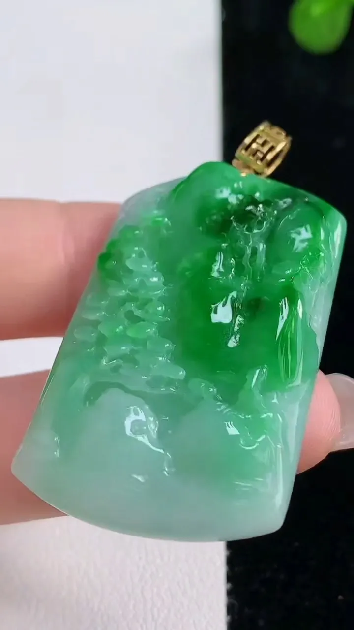 天然A货翡翠山水牌吊坠，尺寸40.7-26.3-5.8，重量:15.50g
8月13日