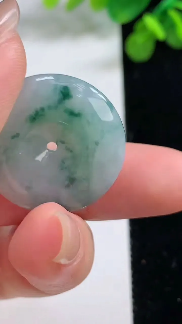 天然A货翡翠飘花平安扣吊坠，尺寸26.4-6.1，重:8.45g
8月13日