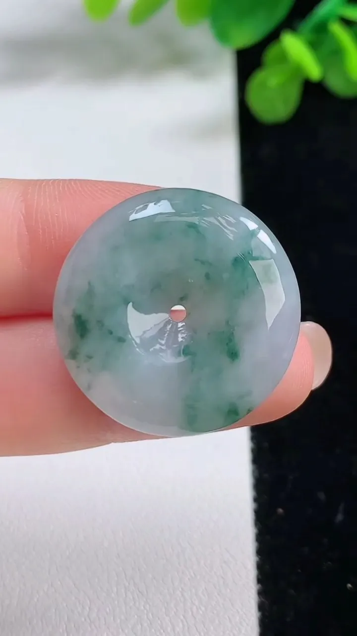 天然A货翡翠飘花平安扣吊坠，尺寸26.4-6.1，重:8.45g
8月13日