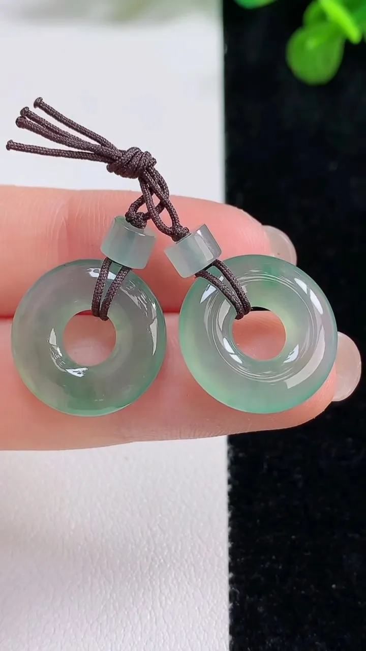 天然A货翡翠平安环吊坠一对，尺寸17-3.4，重量:4.31g
8月13日