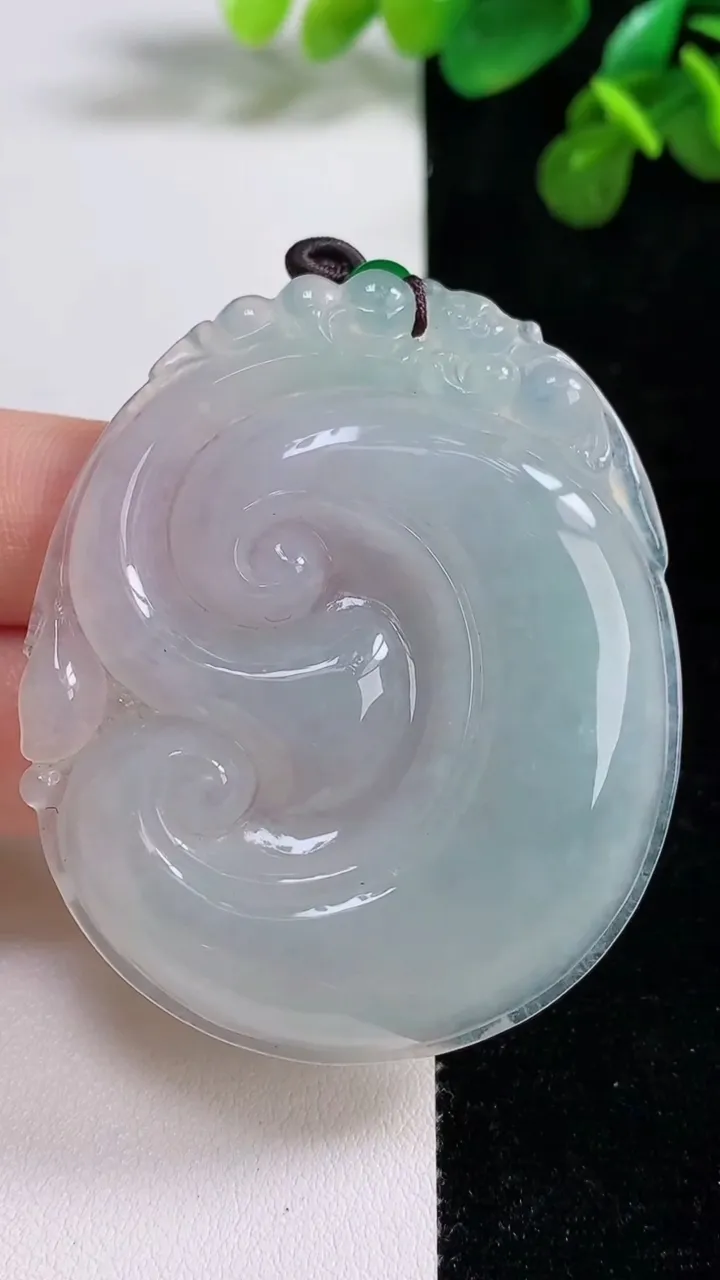 天然A货翡翠如意吊坠，尺寸55-47-6.8，重量:30.11g
8月13日