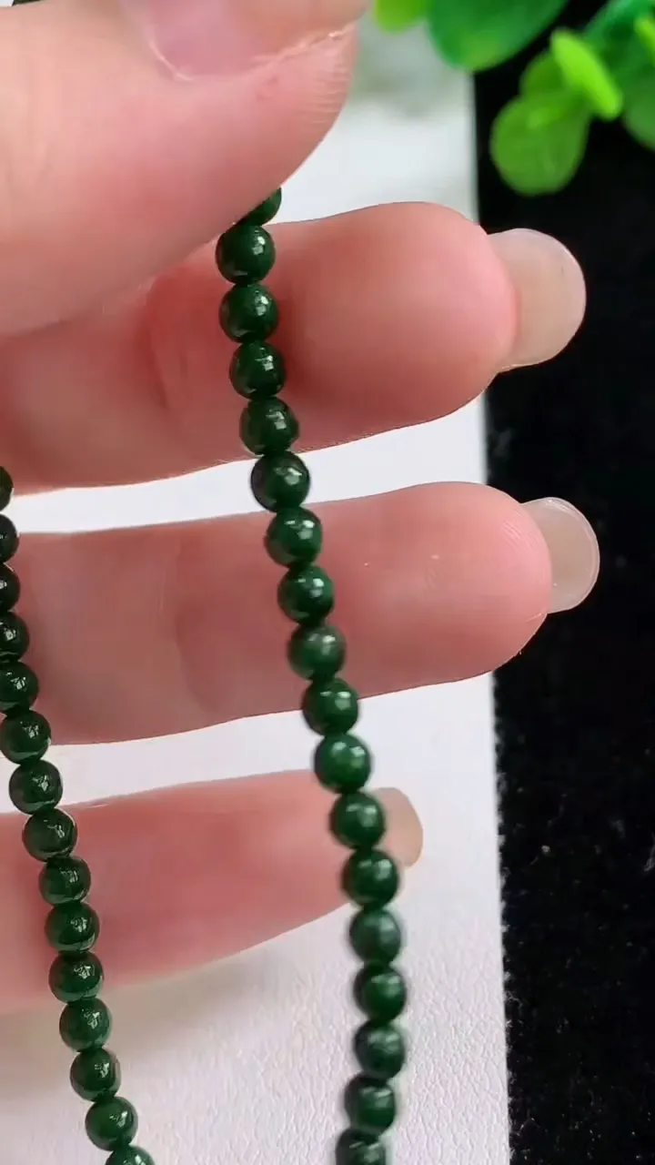 天然A货翡翠小米珠手串52颗，尺寸3.8，重:4.17g8月13日
工厂直销收藏佳品,种好水足，色泽均匀，有种有色，上手高大气！