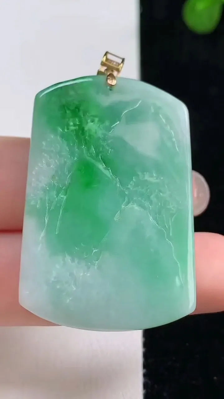 天然A货翡翠山水牌吊坠，尺寸40.7-26.3-5.8，重量:15.50g
8月13日