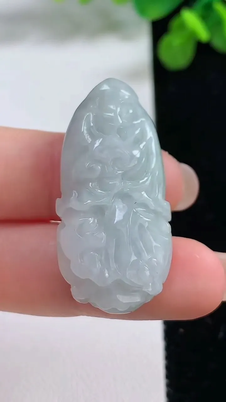 天然A货翡翠白菜吊坠，尺寸38-18.2-10.3，重:12.22g
8月13日