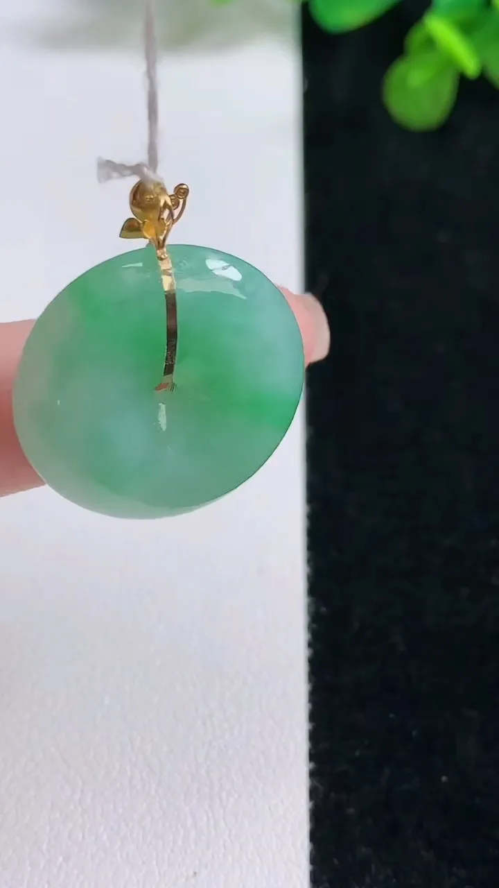 天然A货翡翠平安扣吊坠，尺寸22.7-6.2，重量:7.27g
8月13日