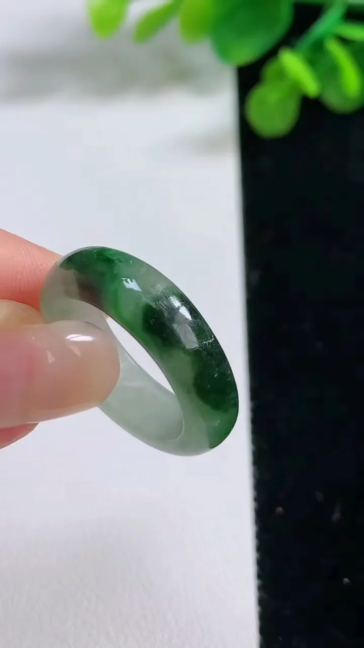 天然A货翡翠指环戒指，尺寸18.2-7-3.8，重:4.81g2025年8月13日
工厂直销收藏佳品,种好水足，色泽均匀，有种有色，上手高大气！