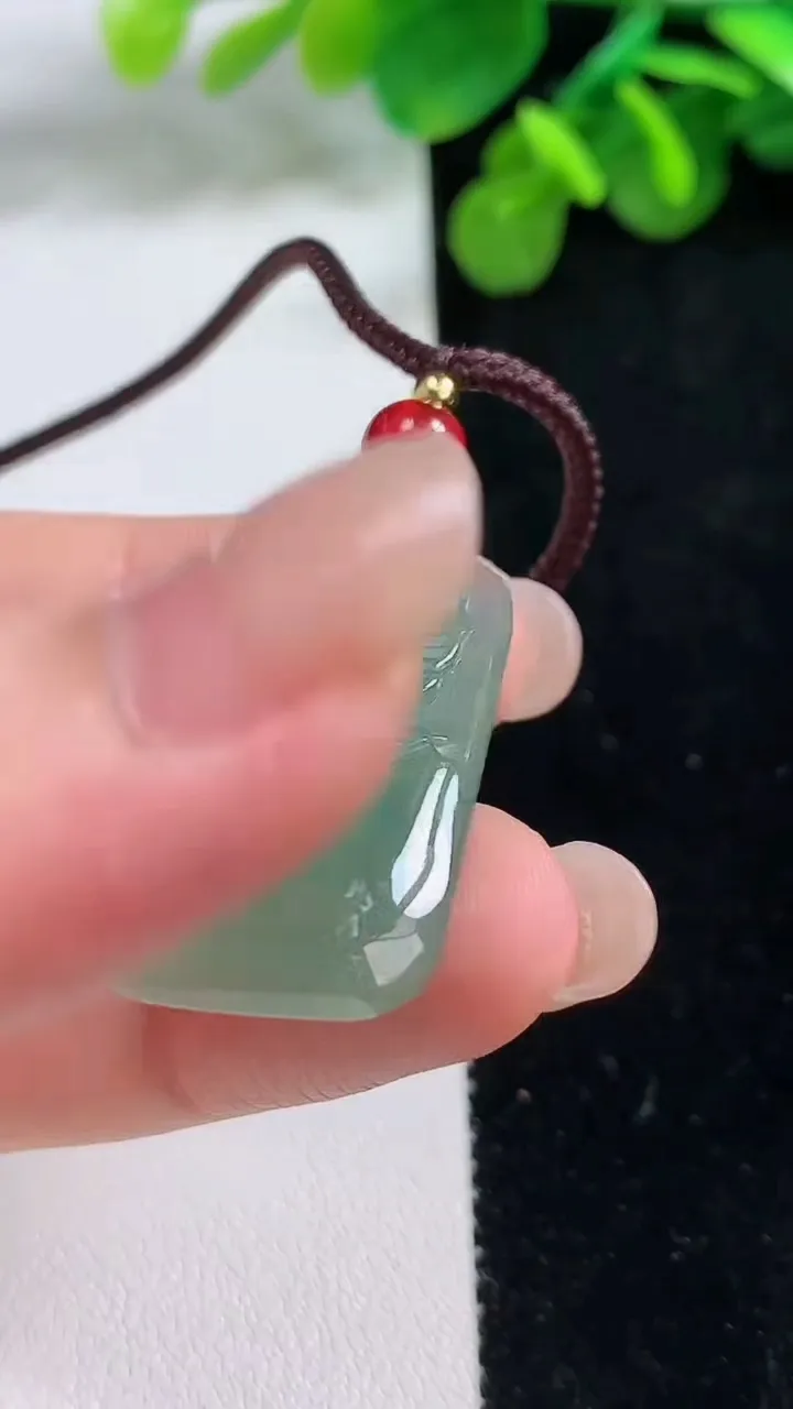 天然A货翡翠生肖虎吊坠，尺寸 31-19.6-4.6，重: 6.28g
8月13日