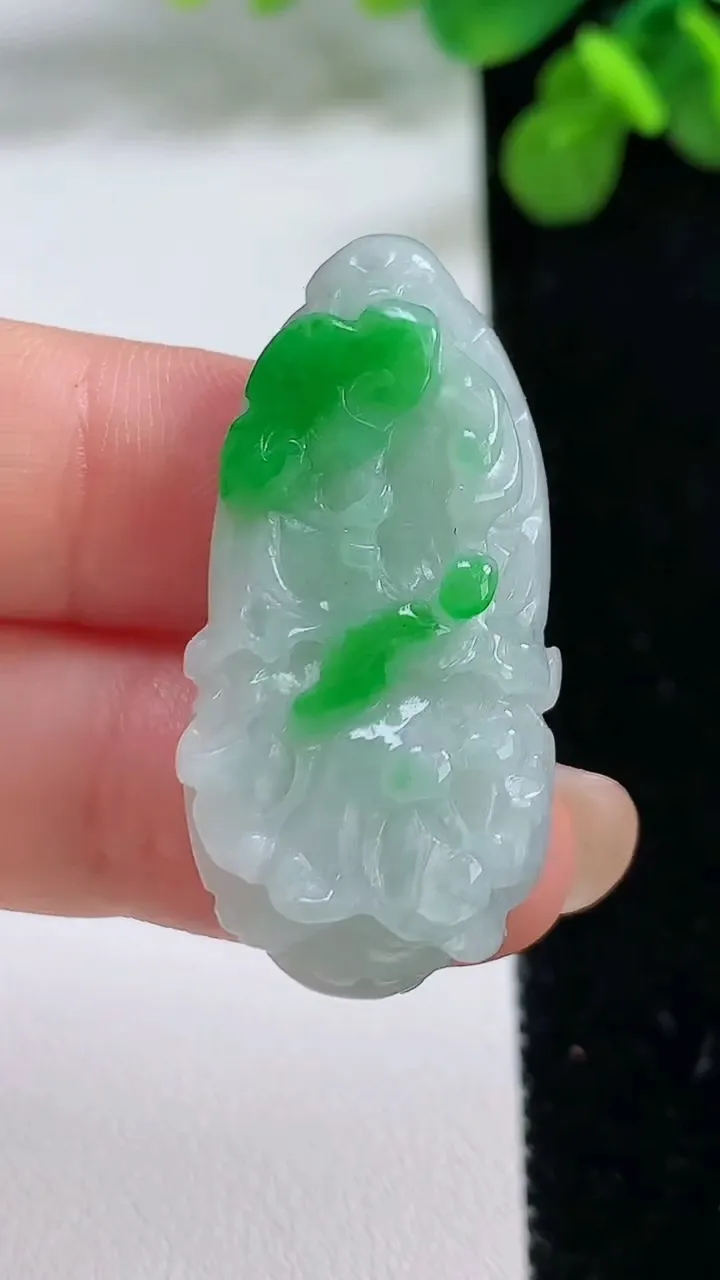 天然A货翡翠白菜吊坠，尺寸38-18.2-10.3，重:12.22g
8月13日
