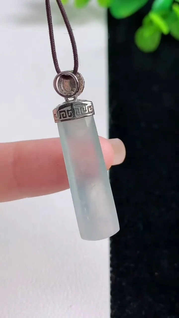 天然A货翡翠种飘花无事牌吊坠，尺寸30.4-8.6-4，重量:3.37g
8月13日