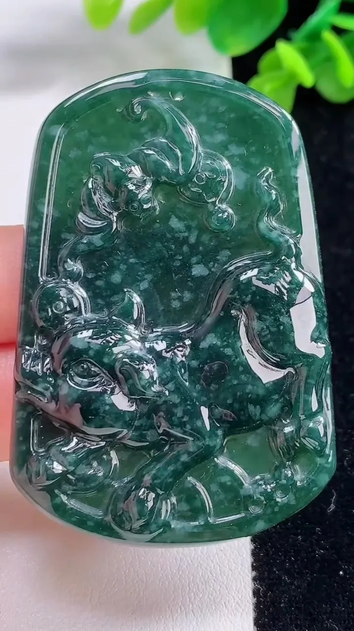 天然A货翡翠蓝水生肖猪吊坠，尺寸62.8-42.5-7.2，重:31.40g
8月13日