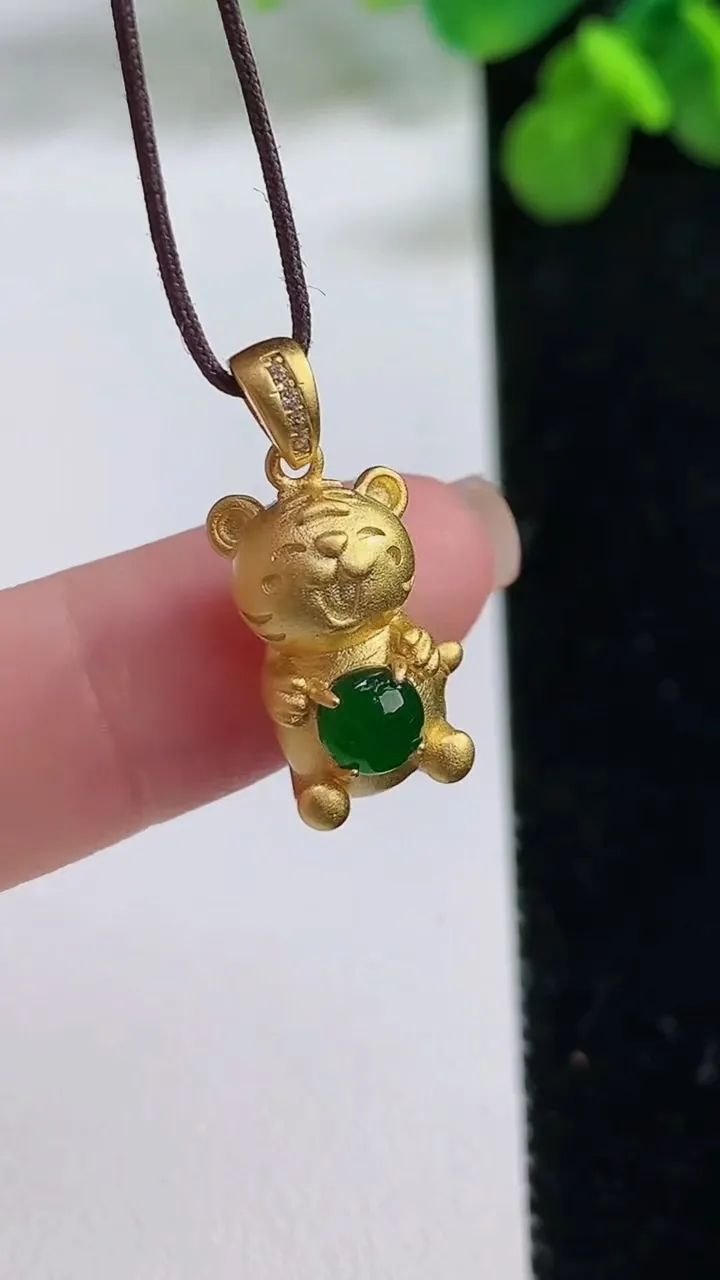 天然A货翡翠蛋面招财猫吊坠，尺寸17.7-10-8.5，裸石5重:3.32g
8月13日