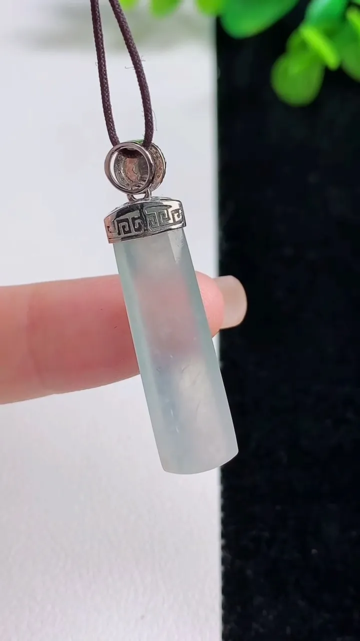 天然A货翡翠种飘花无事牌吊坠，尺寸30.4-8.6-4，重量:3.37g
8月13日