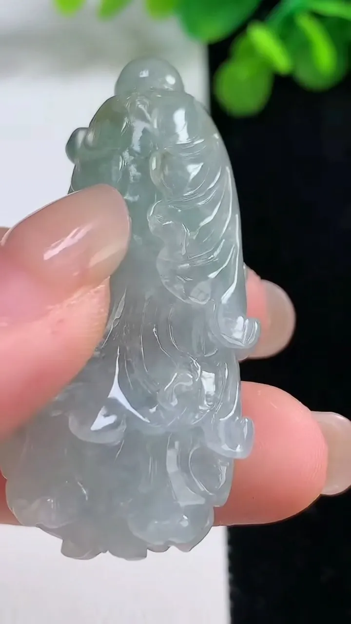 天然A货翡翠白菜吊坠，尺寸50.3-24.6-13.1，重:20.60g
8月13日