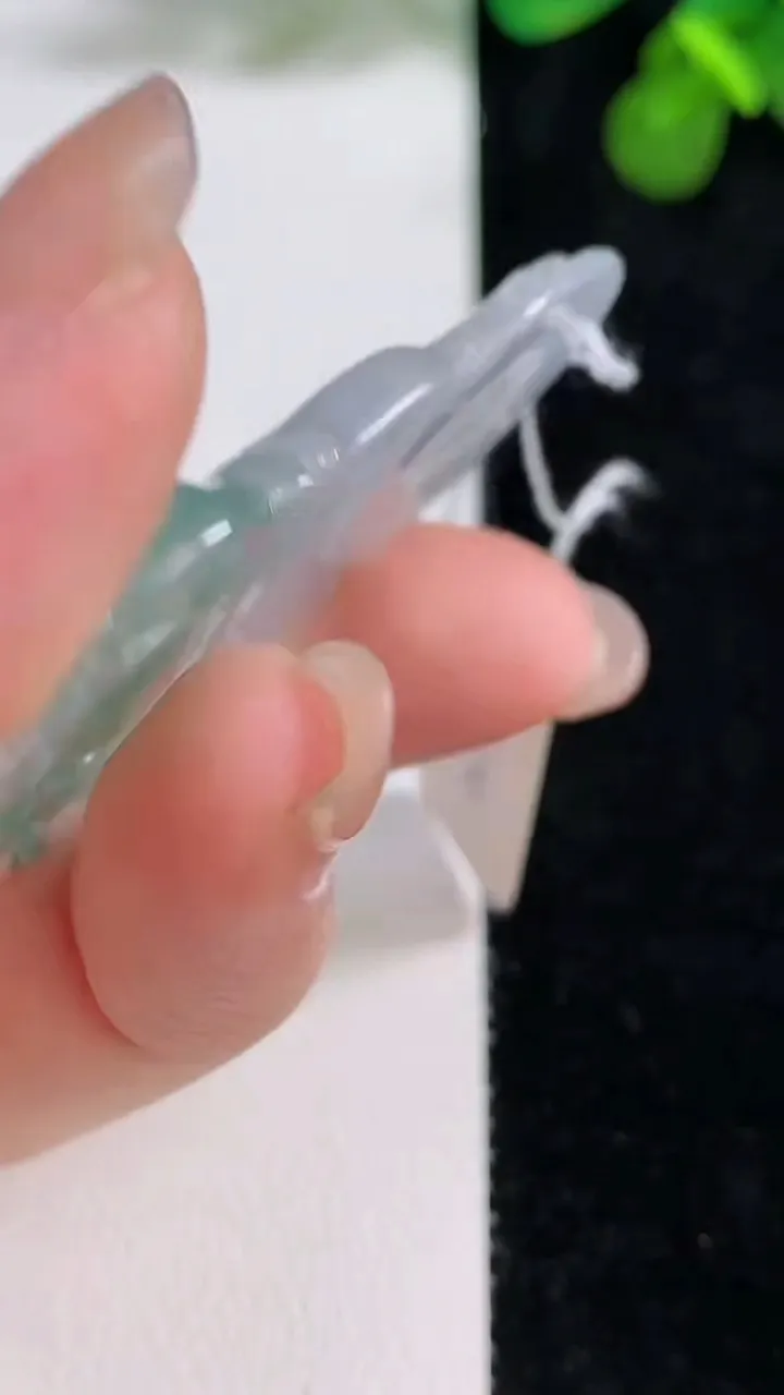 天然A货翡翠观音菩萨吊坠，尺寸48.6-30.2-5，重量:11.65g
8月13日
