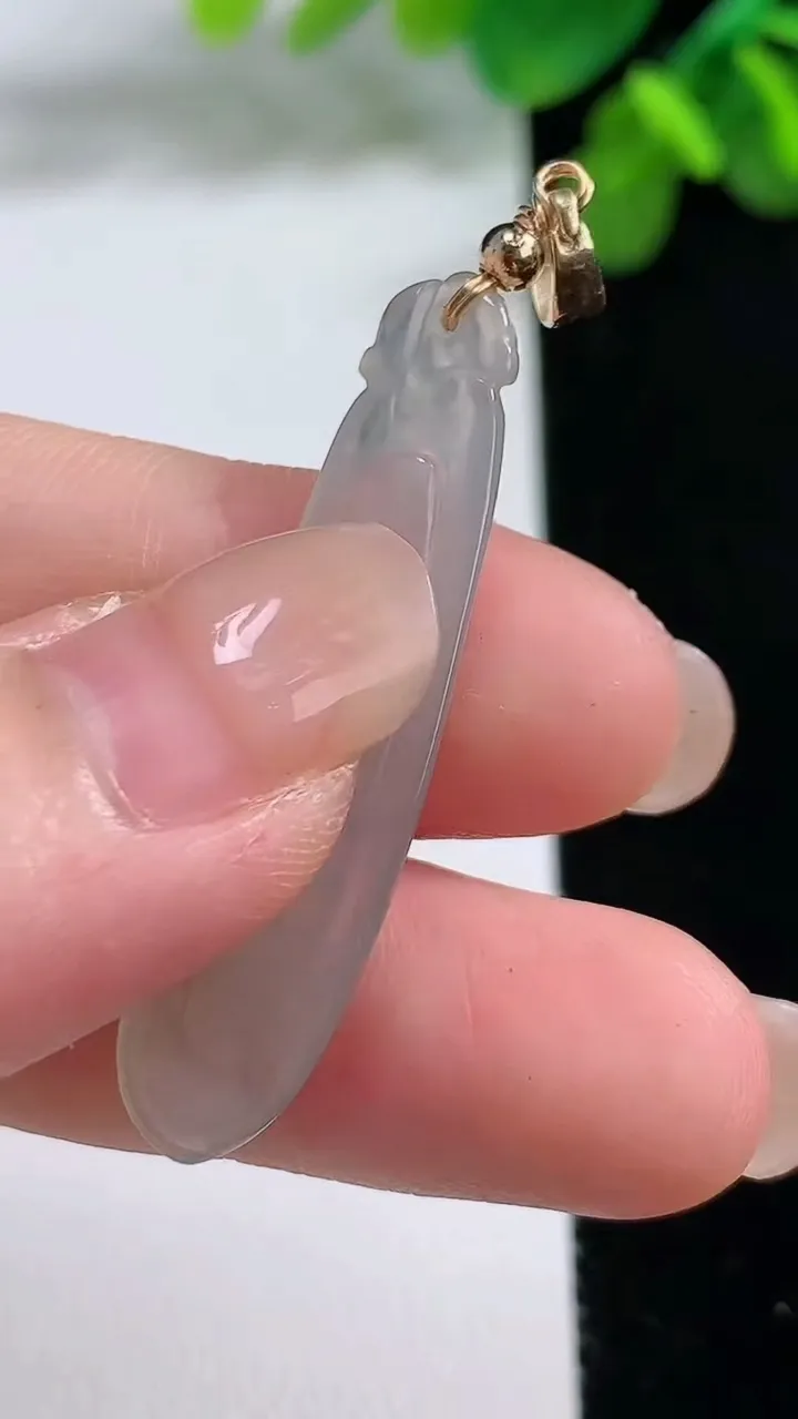 天然A货翡翠白冰福瓜吊坠，尺寸39-10-4，重:2.96g
8月13日