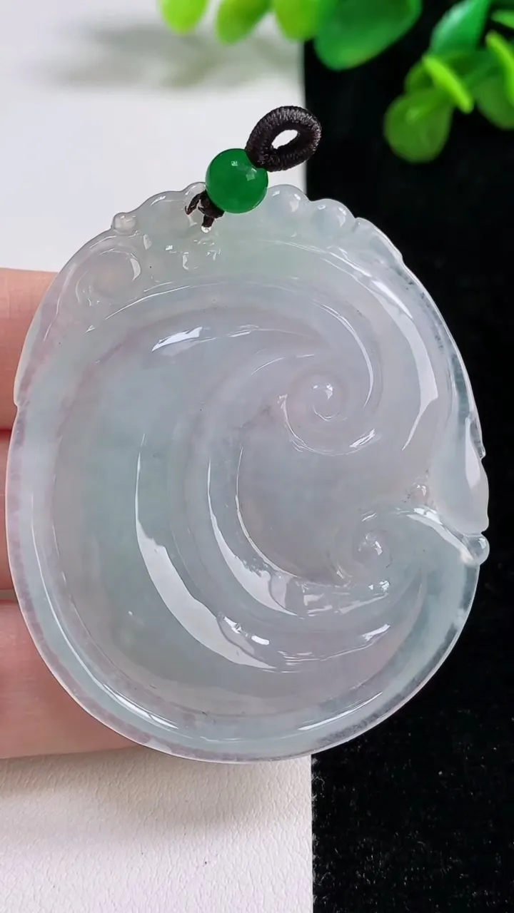 天然A货翡翠如意吊坠，尺寸55-47-6.8，重量:30.11g
8月13日