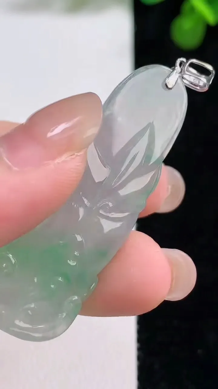 天然A货翡翠大势至观音菩萨吊坠，尺寸46.6-16.6-5.3，重量:9.20g
8月13日