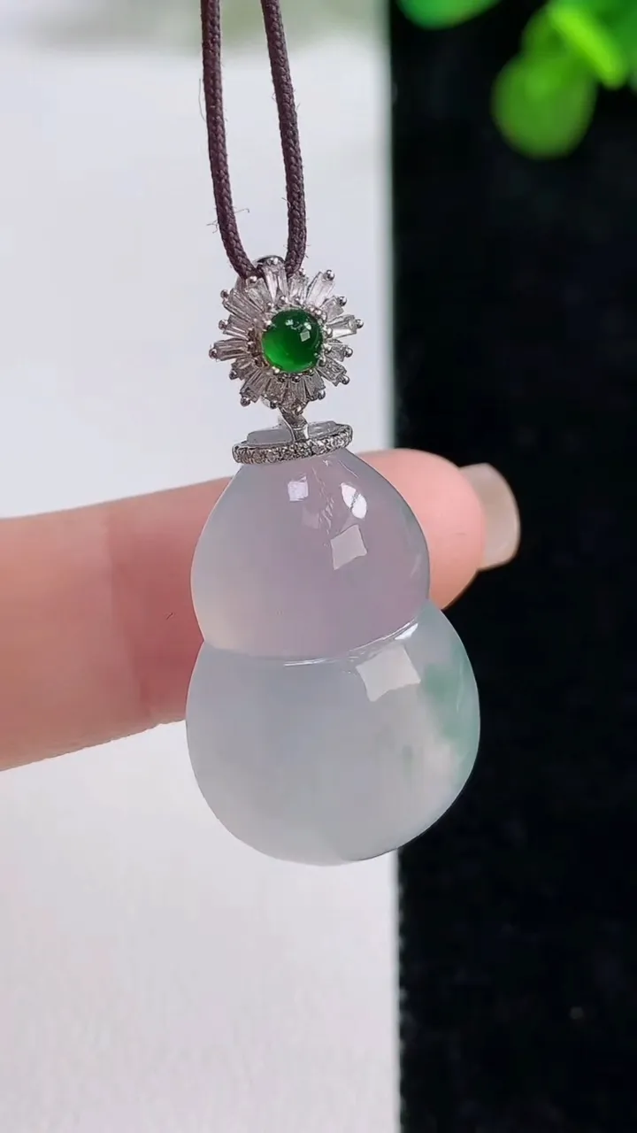 天然A货翡翠种飘花葫芦吊坠，尺寸25.5-16.2-7.4，重量:5.46g
8月13日