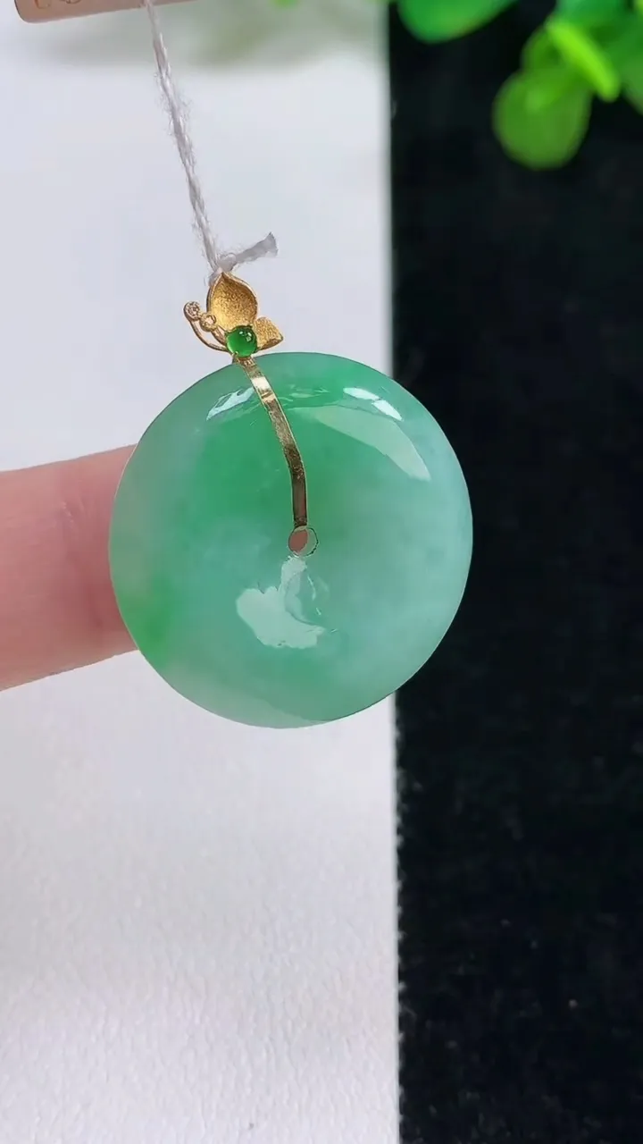 天然A货翡翠平安扣吊坠，尺寸22.7-6.2，重量:7.27g
8月13日