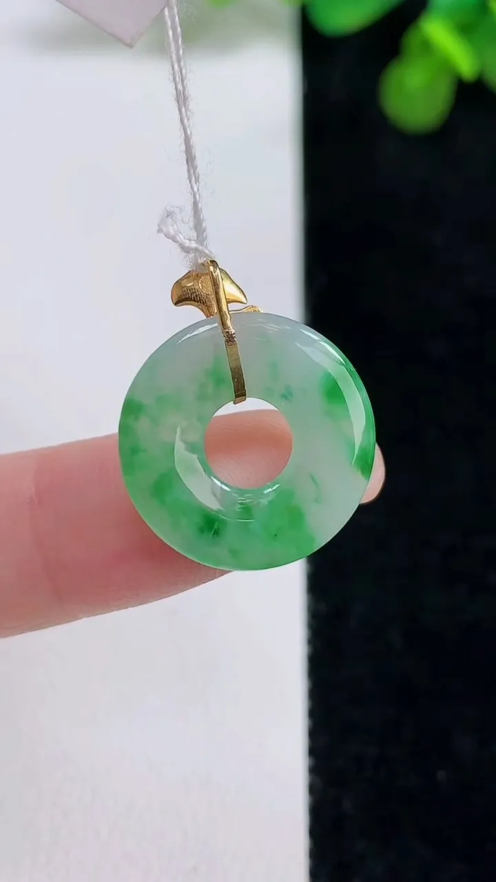 天然A货翡翠平安环吊坠，尺寸17.6-2.2，重量:2.17g
8月13日