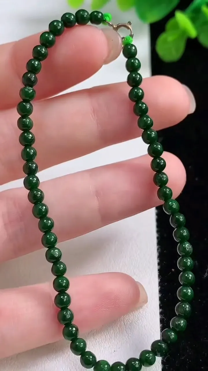 天然A货翡翠小米珠手串52颗，尺寸3.8，重:4.17g8月13日
工厂直销收藏佳品,种好水足，色泽均匀，有种有色，上手高大气！