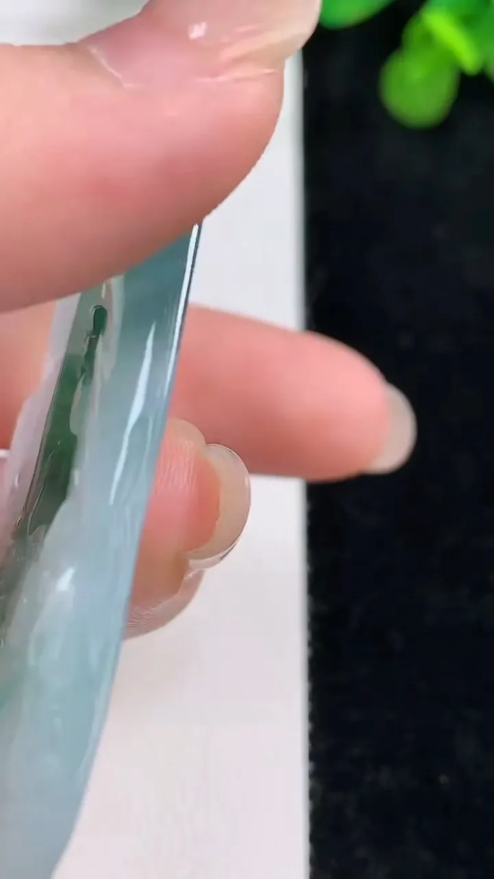 天然A货翡翠文殊菩萨吊坠，尺寸64.3-33.8-4.7，重量:23.56g
8月13日