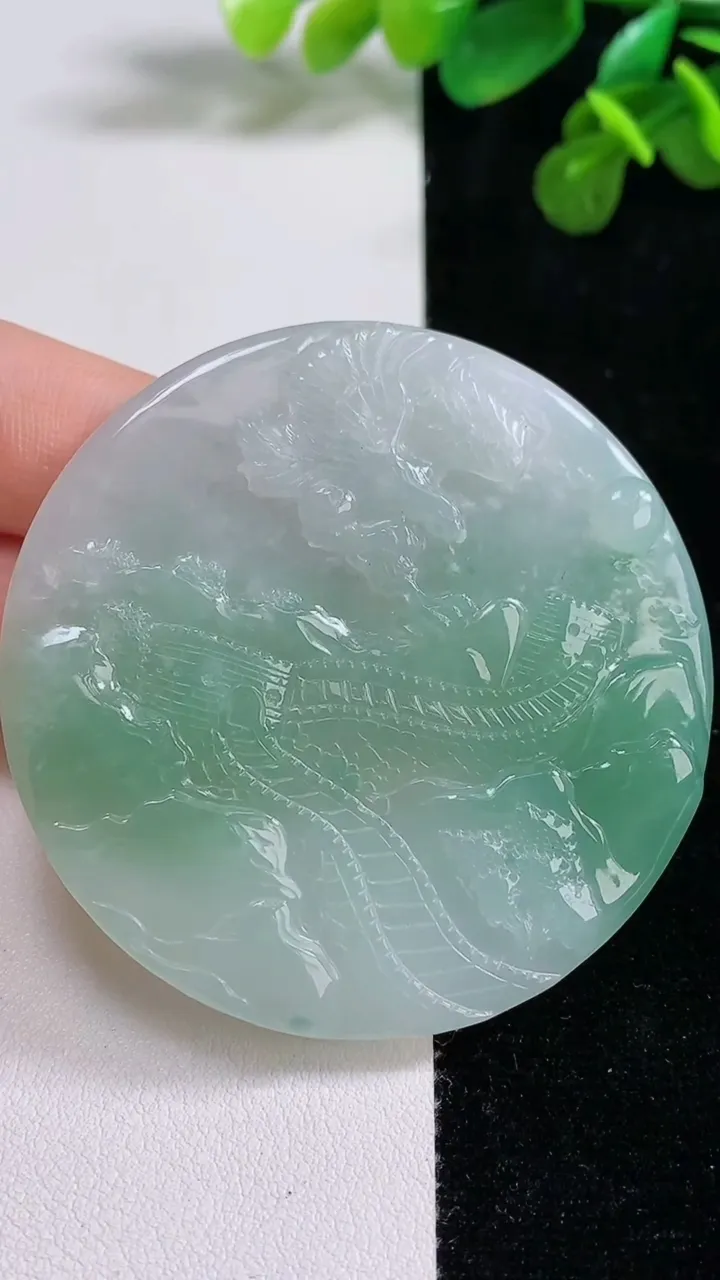 天然A货翡翠大展宏图吊坠，尺寸56.5-5.5，重量:40.62g
8月13日