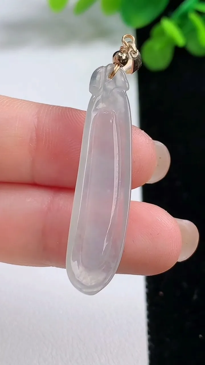天然A货翡翠白冰福瓜吊坠，尺寸39-10-4，重:2.96g
8月13日