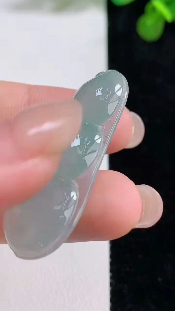 天然A货翡翠福豆吊坠，尺寸41.3-17.4-6，重量:7.00g
8月13日
