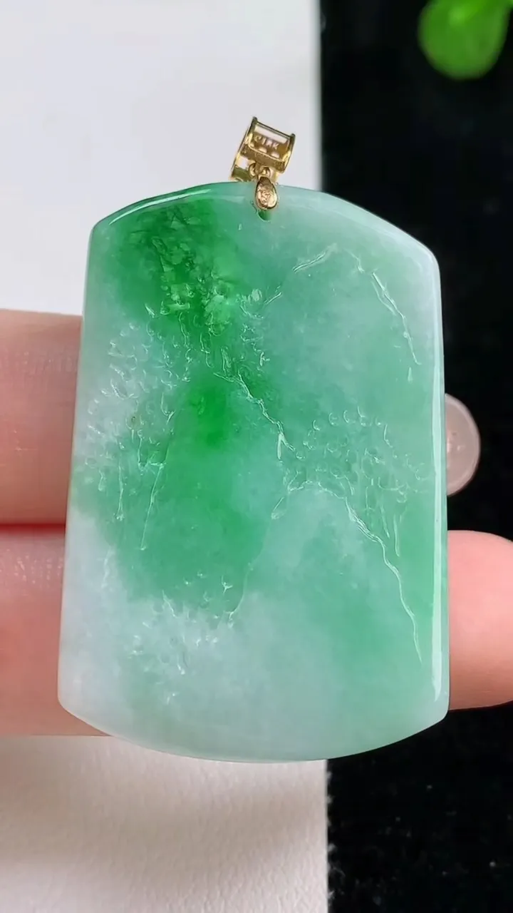 天然A货翡翠山水牌吊坠，尺寸40.7-26.3-5.8，重量:15.50g
8月13日
