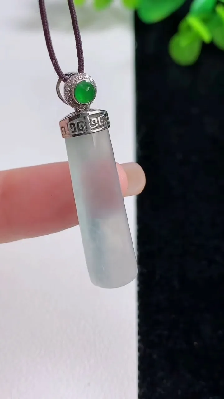 天然A货翡翠种飘花无事牌吊坠，尺寸30.4-8.6-4，重量:3.37g
8月13日