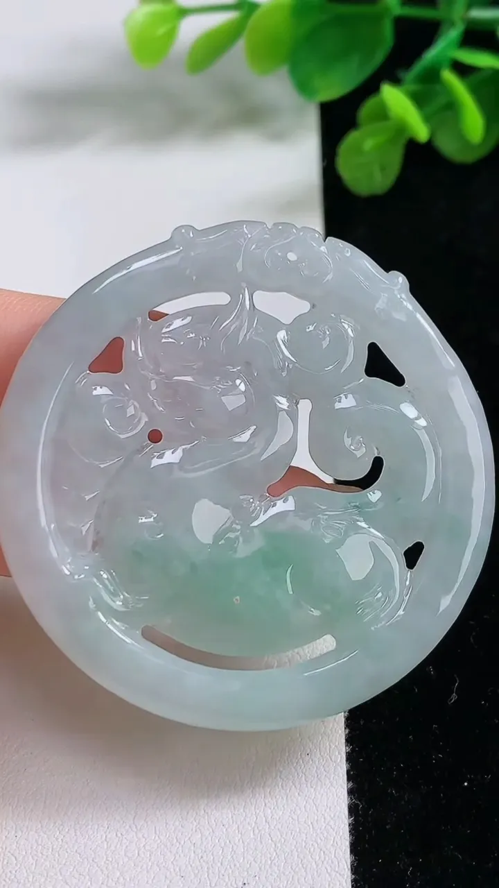 天然A货翡翠麒麟牌吊坠，尺寸53.4-4.5，重:25.06g
8月13日
